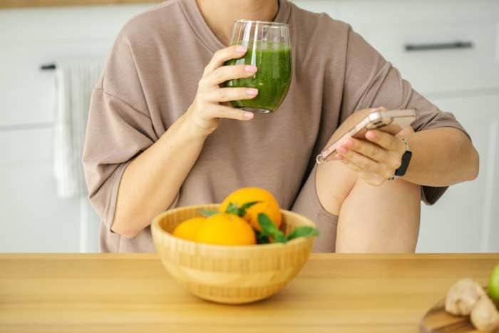 mujer tomando alimentos sanos