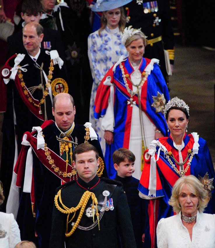 El príncipe Eduardo con el príncipe de Gales en la coronación de Carlos III