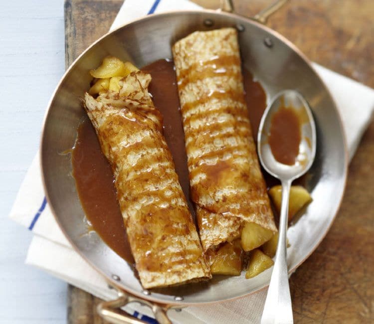 Crepes rellenas de manzana con salsa de tofe salado