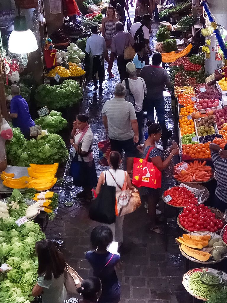 Imagen de gente comprando en el mercado de Isla Mauricio