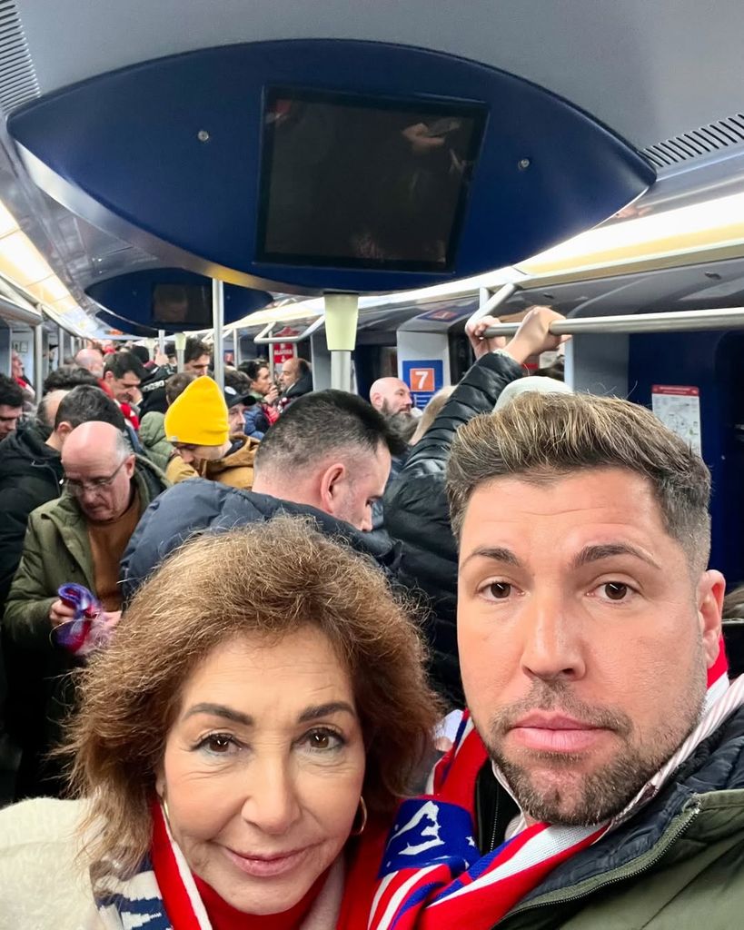 Ana Rosa Quintana, en metro con su sobrino para acudir al derbi Atlético de Madrid-Real Madrid