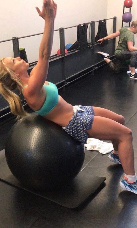 Britney realiza abs con balón suizo