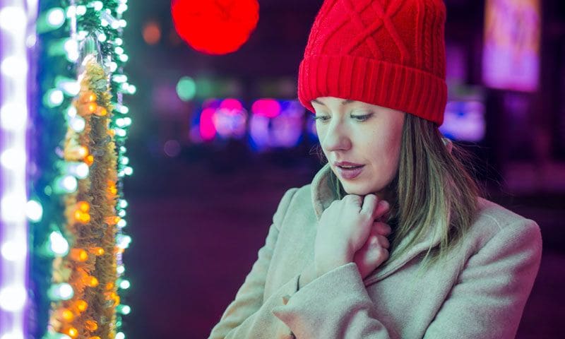 chica melancolica en navida