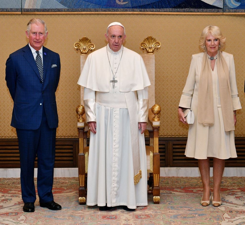 Los reyes Carlos y Camilla en el Vaticano con el Papa Francisco 