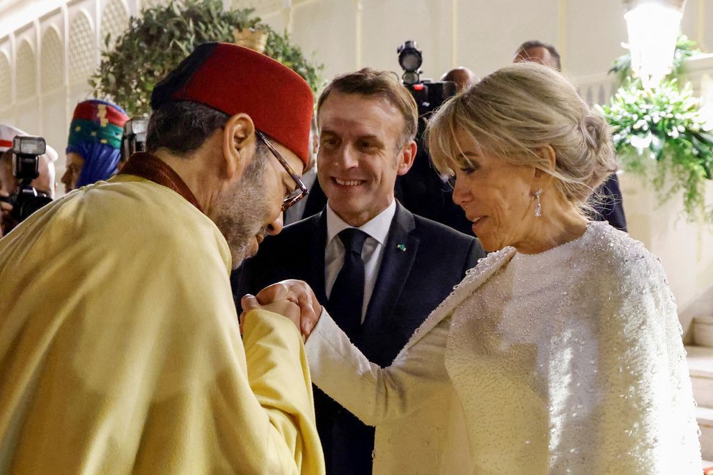 Emmanuel y Brigitte Macron con Mohamed VI en una cena de Estado en el Palacio Real de Rabat el 29 de octubre de 2024