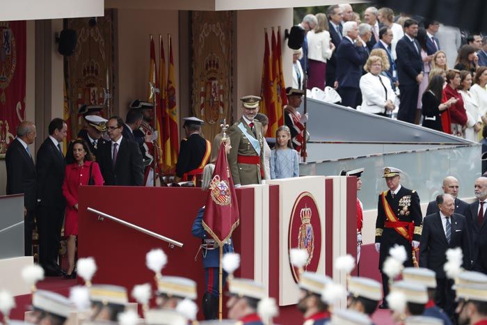 Los Reyes y sus hijas en el desfile de la Fiesta Nacional