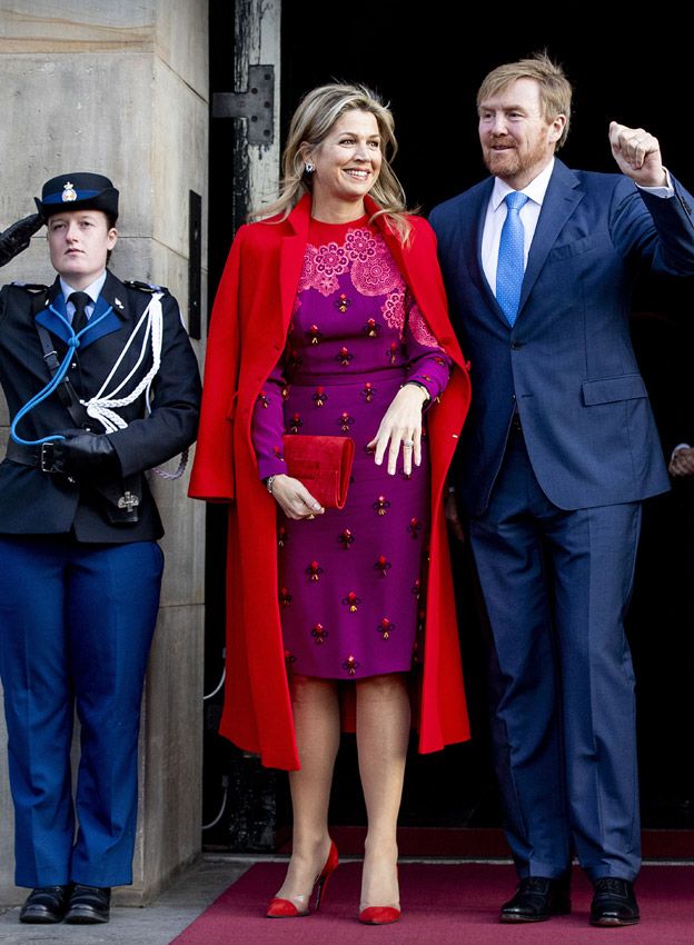 La reina Máxima de Países Bajos recupera su original vestido de encaje y pedrería roja