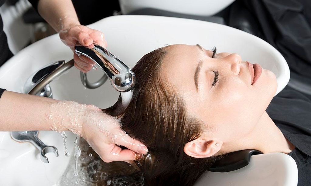 Mujer recibiendo un lavado de cabello