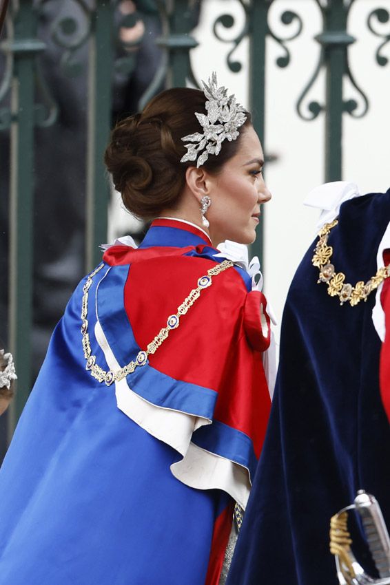 Kate Middleton con joyas de Diana de Gales e Isabel II en la coronación de Carlos III