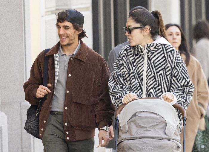 Miguel Herrán y Celia Pedraza pasearon con su hija por las calles de Madrid