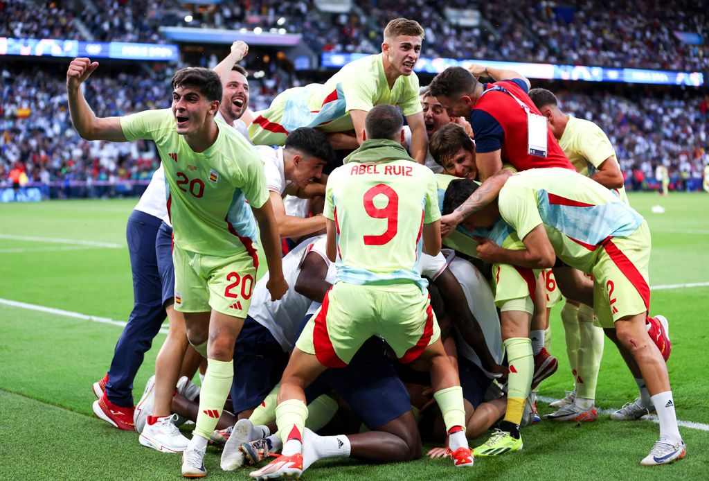 La selección española celebra uno de los 5 goles que les han dado el oro olímpico