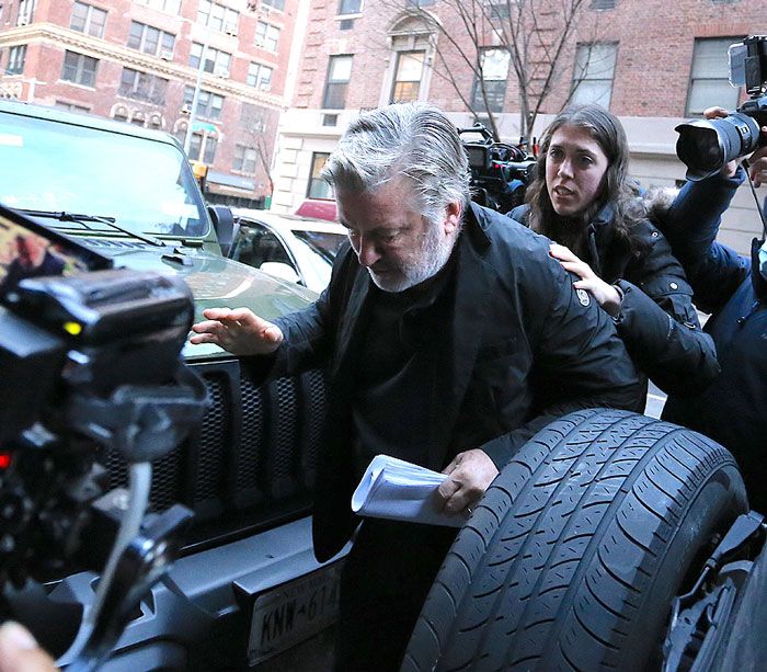 Alec Baldwin intenta huir de la prensa