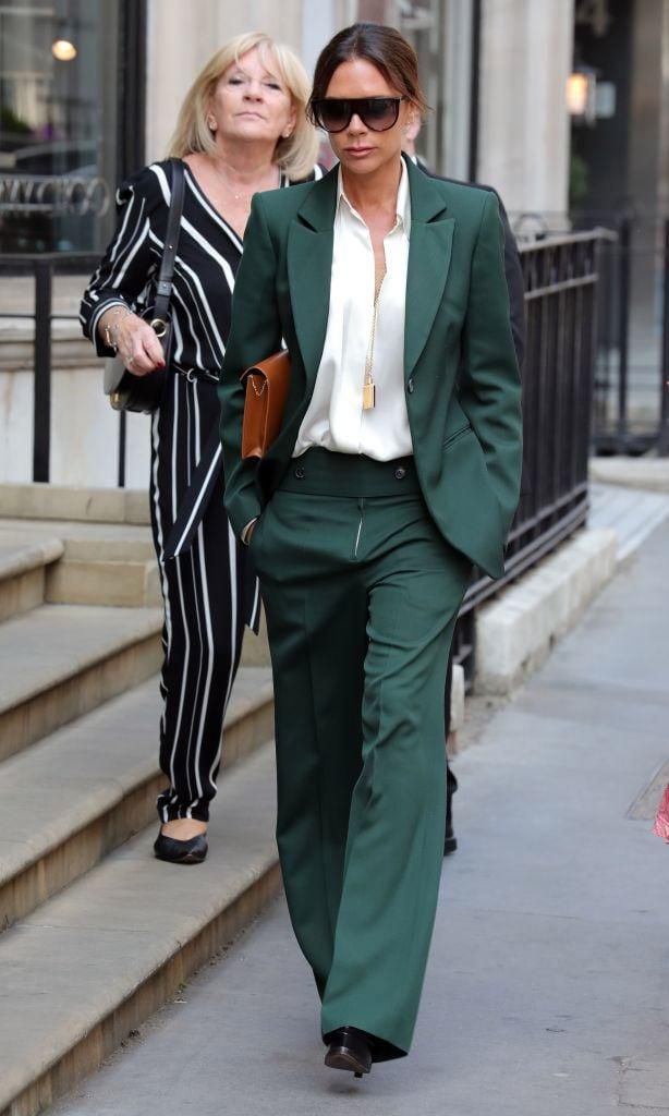 Victoria Beckham de traje verde en Londres