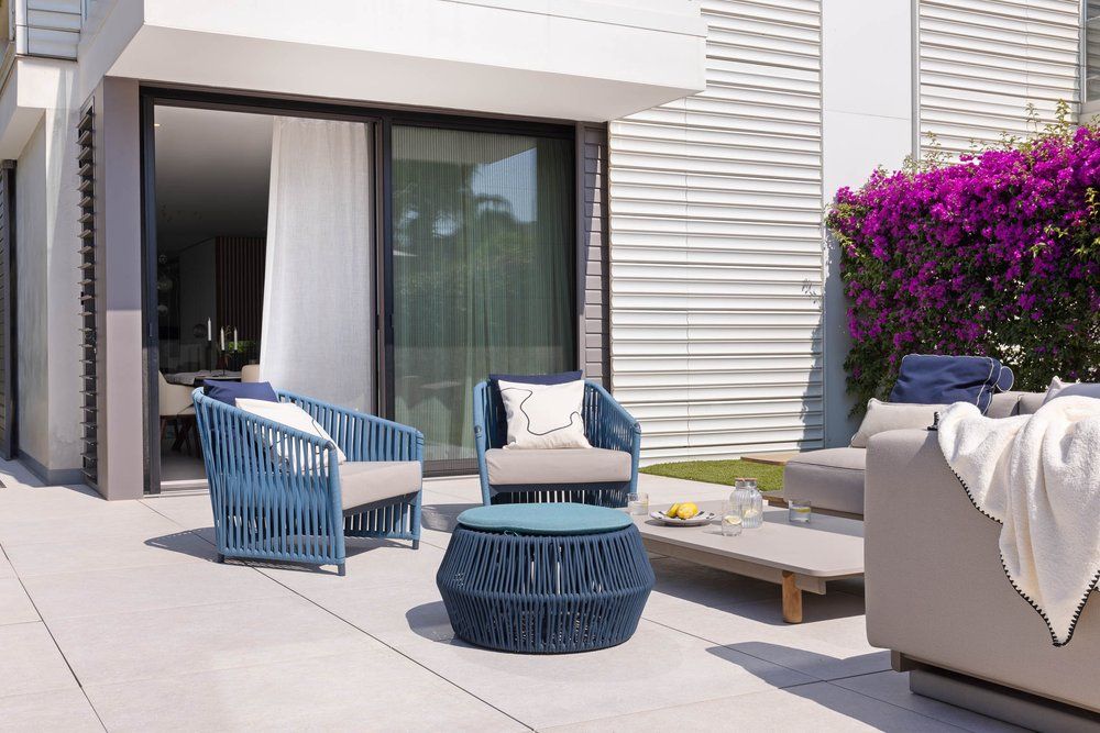 Terraza con mesa y asientos en tono azul