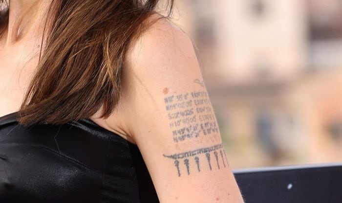 Angelina Jolie se borra el tatuaje de su exmarido Brad Pitt