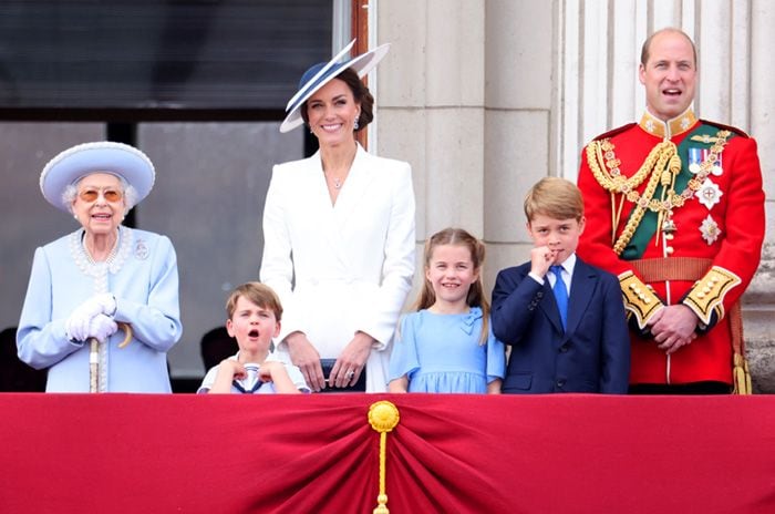 Isabel II, con los duques de Cambridge y sus hijos