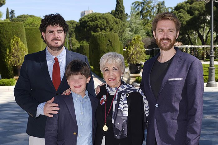 Concha Velasco con sus hijos Manuel y Paco y su nieto Samuel