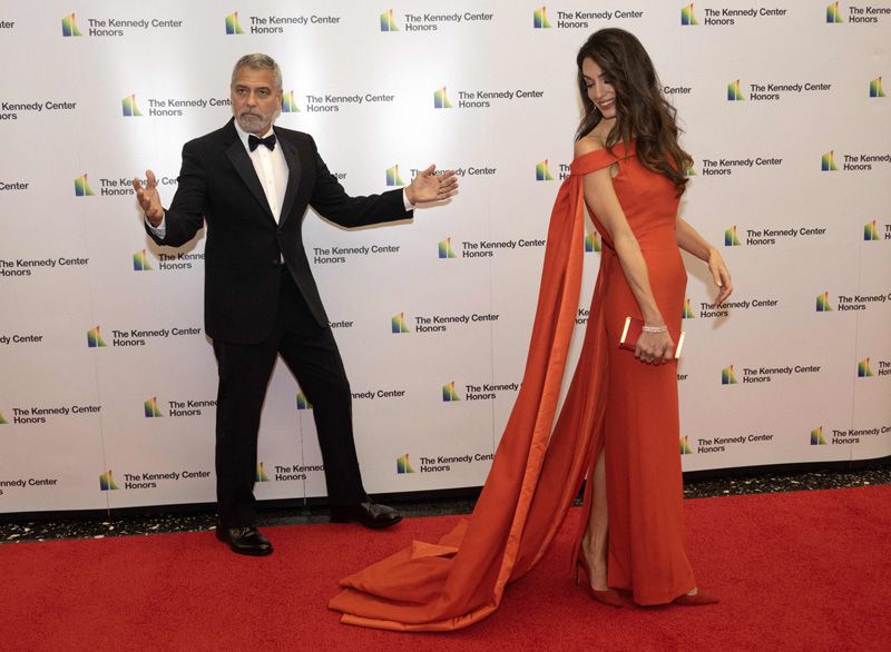 george y amal clooney vestido rojo capa alfombra roja