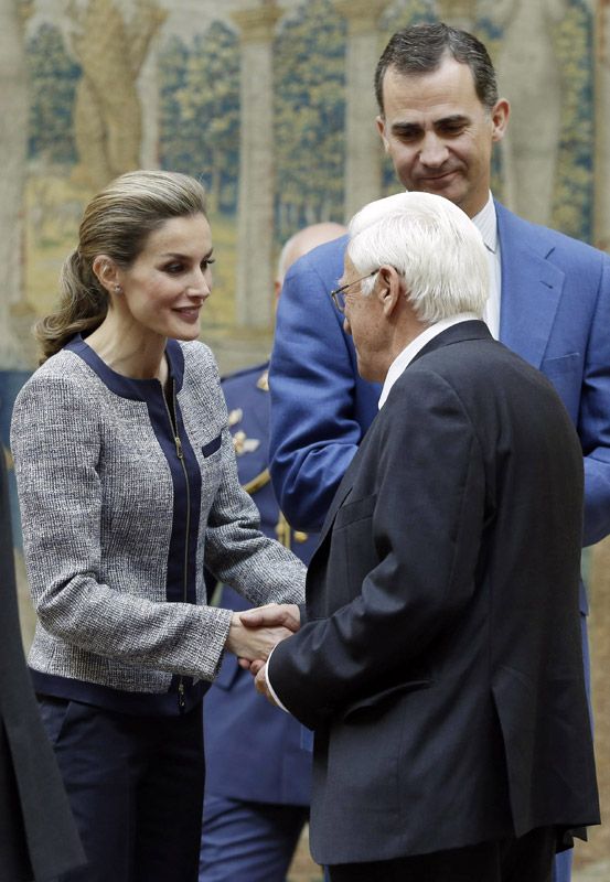 El padre Ángel junto don Felipe y doña Letizia 