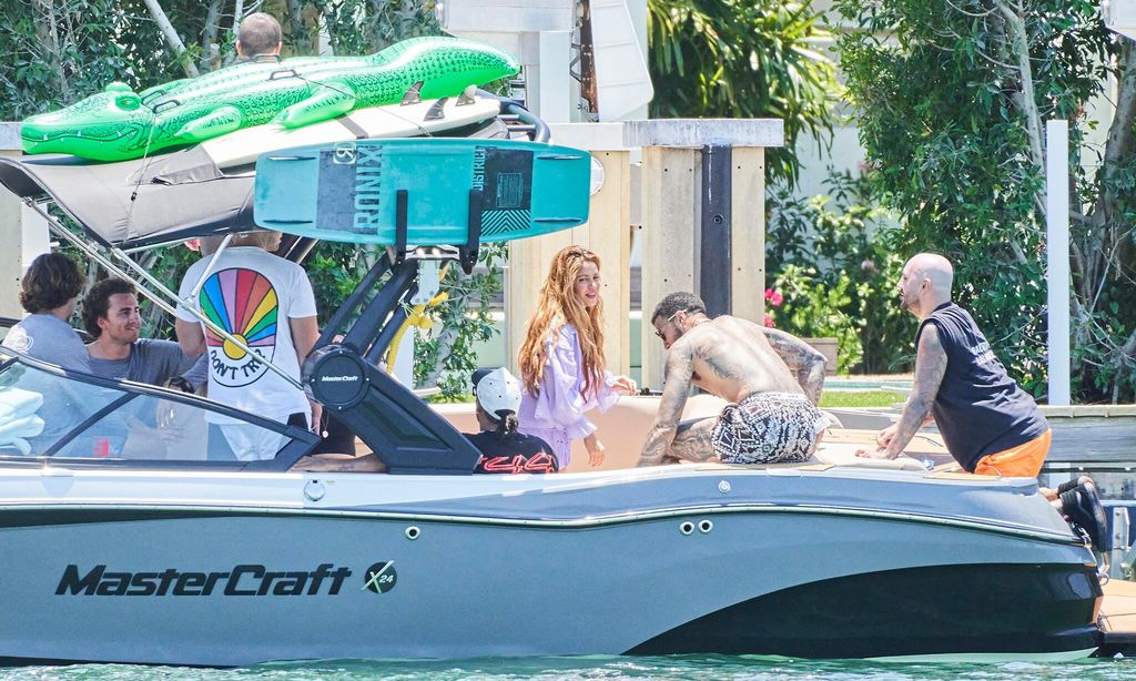 shakira de paseo en bote con lewis hamilton