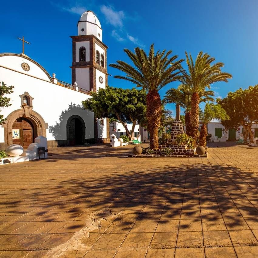 plaza e iglesia de san gines en la ciudad de arrecife capital de lanzarote