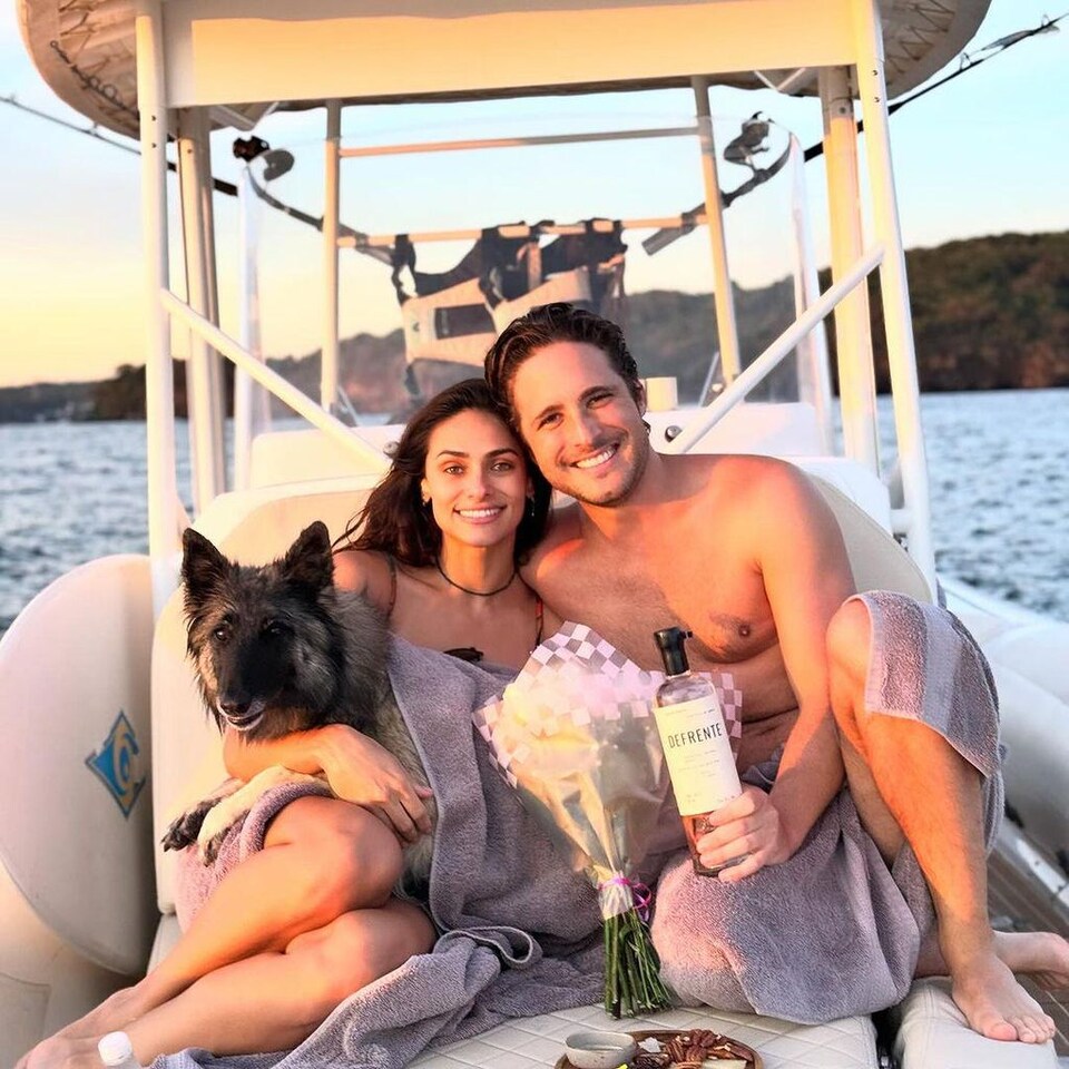 Renata Notni Y Diego Boneta Celebran Tres Años De Amor ¡hola 3432