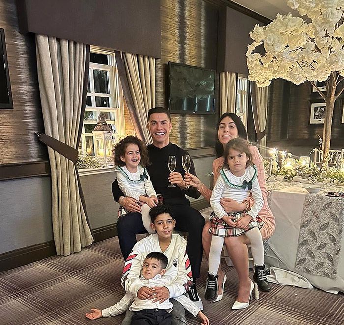 Georgina Rodríguez y Cristiano Ronaldo con sus hijos