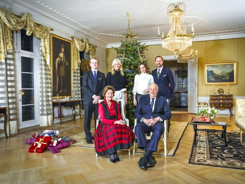 Harald y Sonia de Noruega, Haakon, Mette-Marit de Noruega y los príncipes Ingrid Alexandra y Sverre Magnus