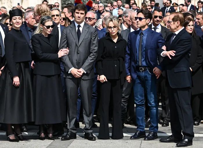 La familia de Silvio Berlusconi en su funeral