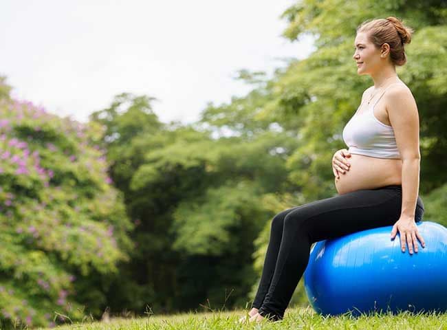 mujer embarazada con balón