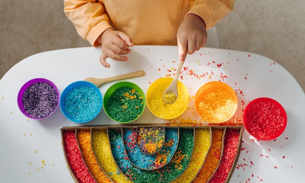 ni o jugando en mesa sensorial m todo montessori