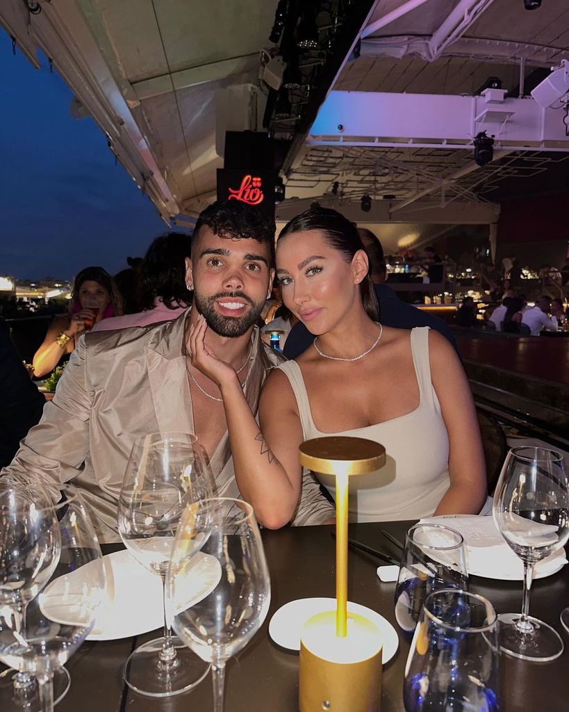 Tatiana Trouboul y David Raya en un restaurante