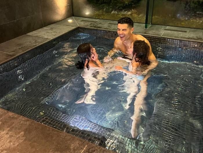 Cristiano Ronaldo con Eva y Alana Martina en la piscina