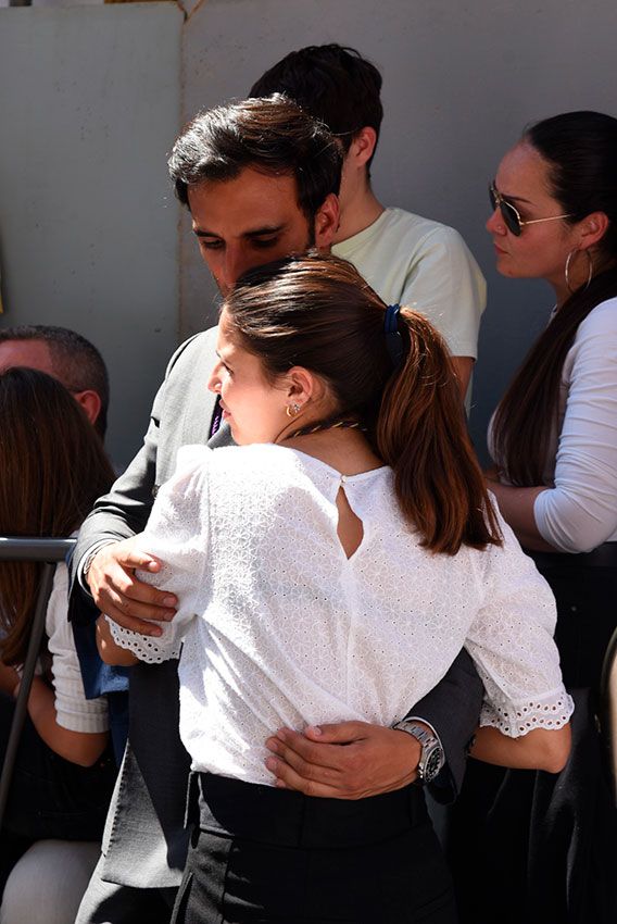 El cariñoso beso de Manuel Vega a Cayetana Rivera