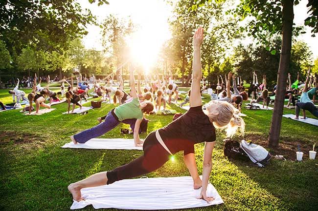 Disfruta de los beneficios de practicar yoga en lugares diferentes