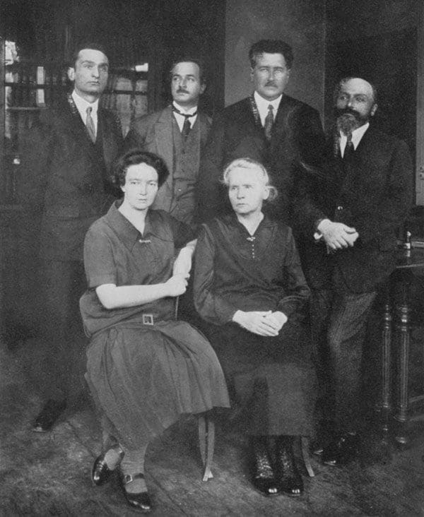 Marie Curie (1867-1934) con su hija Irene (1897-1956) y los miembros del Instituto de Radio de París 