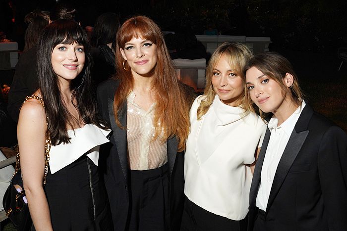 Dakota Johnson y Riley Keough