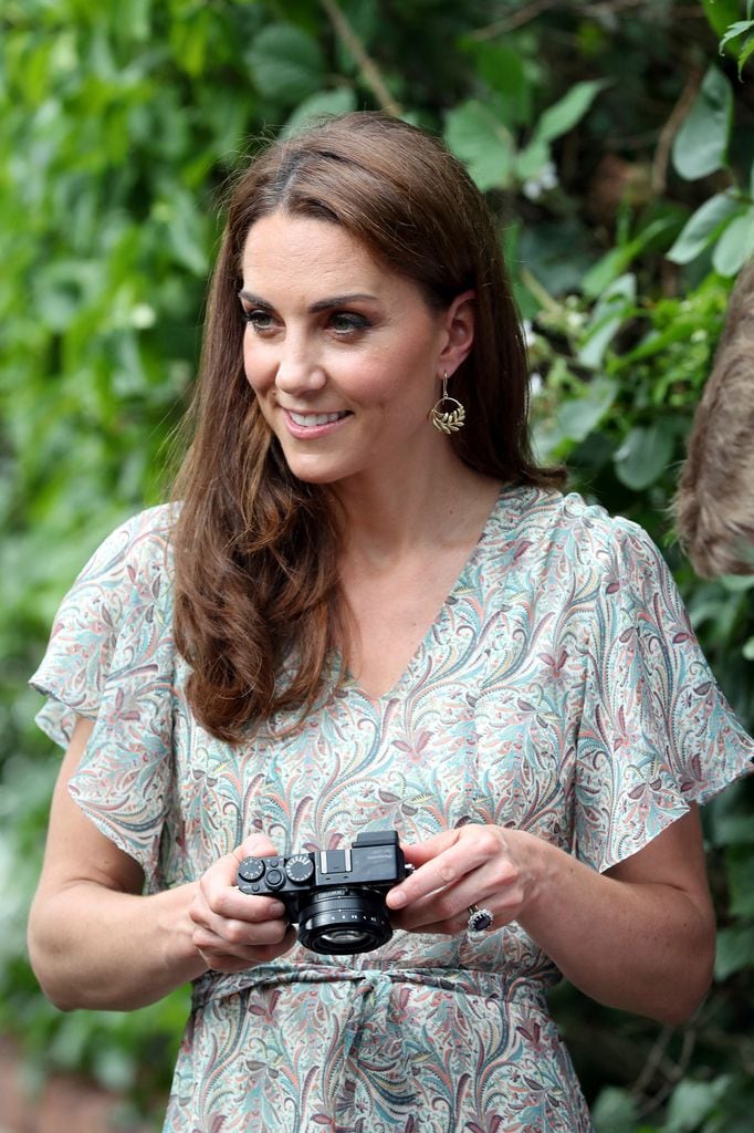 Kate Middleton con una cámara de fotos en 2019