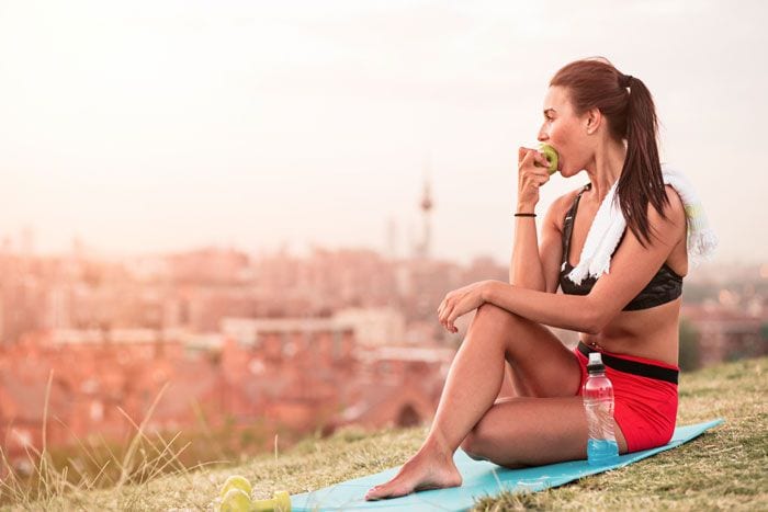 mujer comiendo una manzana