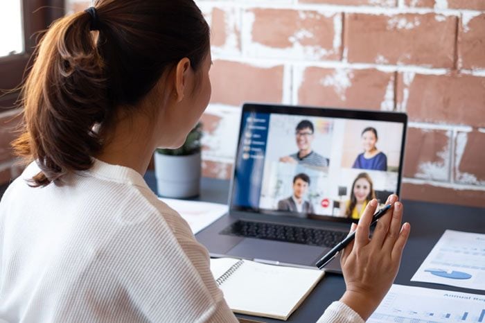 mujer haciendo una videollamada