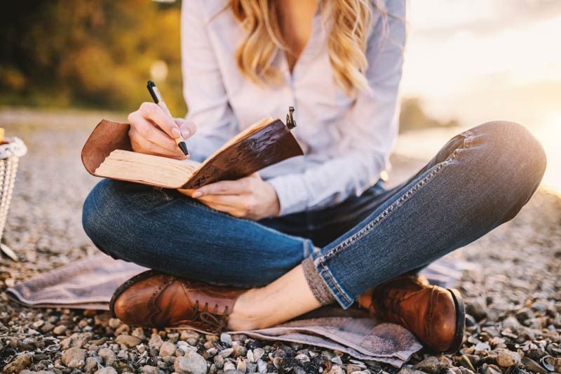 mujer libro