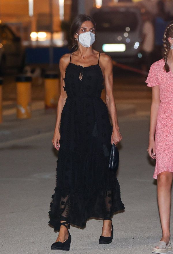 La reina Letizia con vestido negro en Mallorca