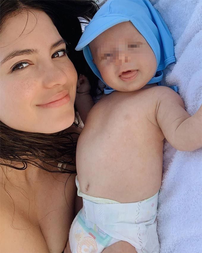 Sarah Kohan y su hijo con Chicharito