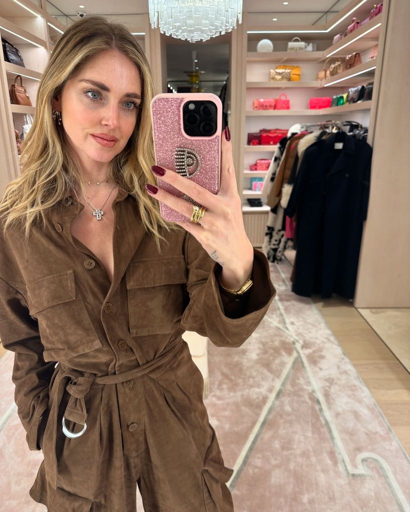 Chiara Ferragni con mono marrón