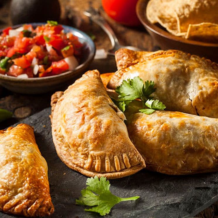 Empanadillas de pollo con picadillo de tomate