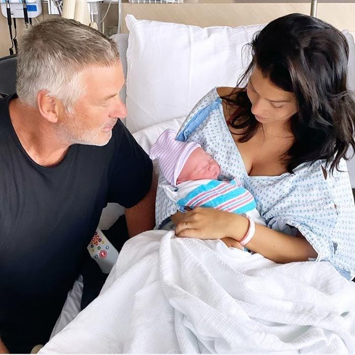 Hilaria y Alec Baldwin con su quinto hijo