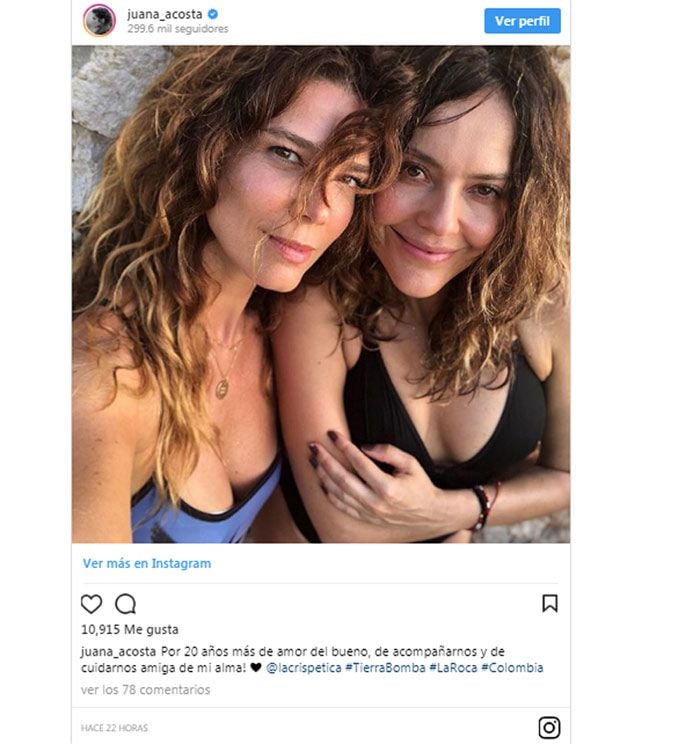 Juana Acosta con una amiga