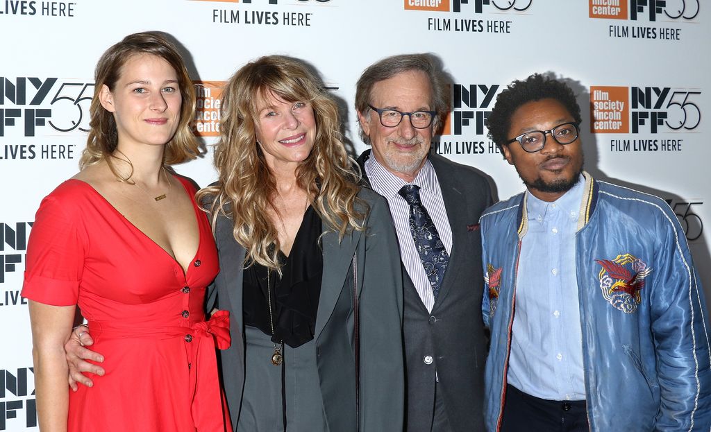 Destry Allyn Spielberg, su madre Kate Capshaw, su padre Steven Spielberg y su hermano Theo Spielberg en el New York Film Festival octubre de 2017