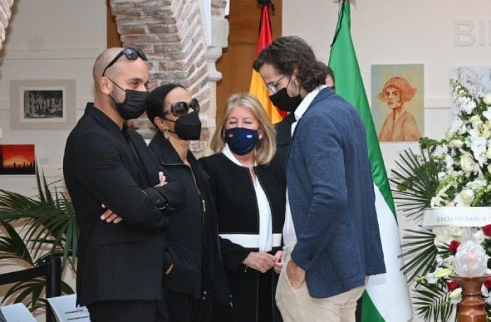 Capilla ardiente de Manolo Santana: su viuda, Claudia Rodríguez, Feliciano López y autoridades