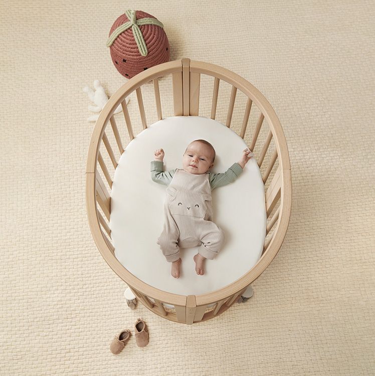 Nueva versión de la icónica cuna ovalada Stokke Mini Sleepi™